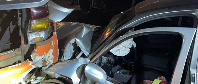 IGUAZÚ: Un auto chocó contra un colectivo de turismo estacionado